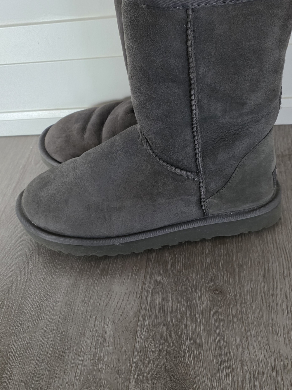 UGGS Women's Classic Short Winter Boot - GREY